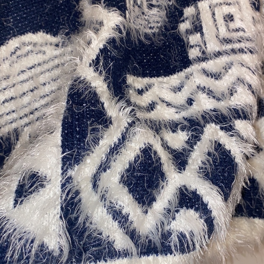 Fuzzy sweater - Picture 2 of 2